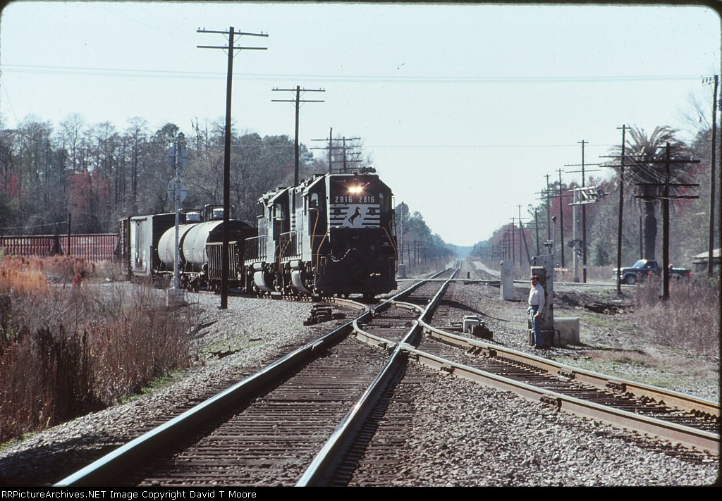 NS 2816 and train cross the CSX, former SAL main line.